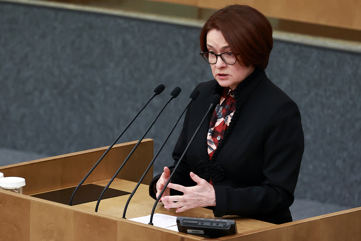 Депутаты интересовались у Набиуллиной, почему в последние месяцы наша валюта только и делает, что слабеет. Фото: Сергей Фадеичев/ТАСС