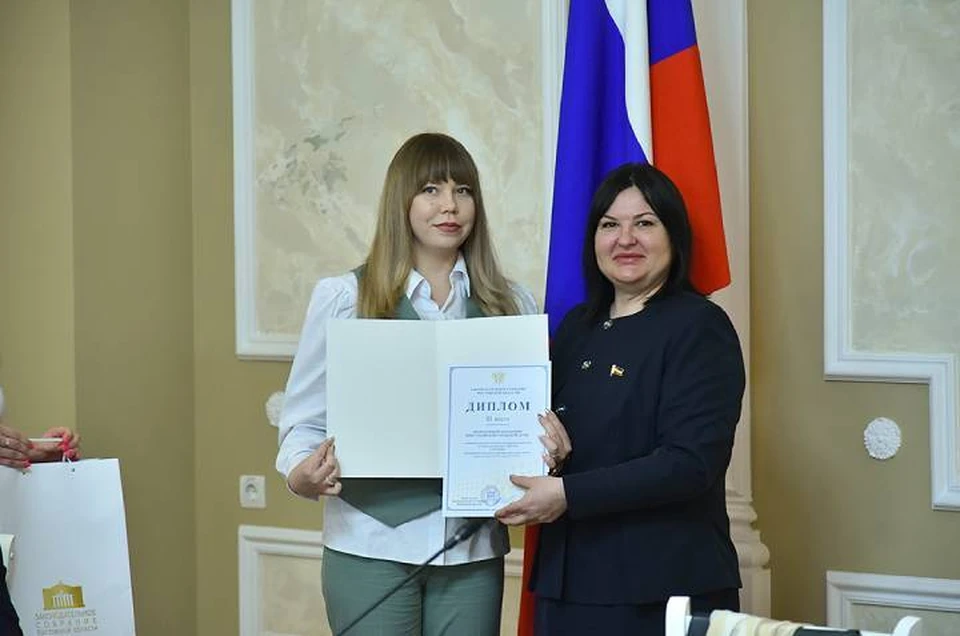 Ирина Жукова наградила победителей конкурса «Лучший молодежный парламент в Ростовской области в 2022 году». Фото: пресс-служба ЗС РО