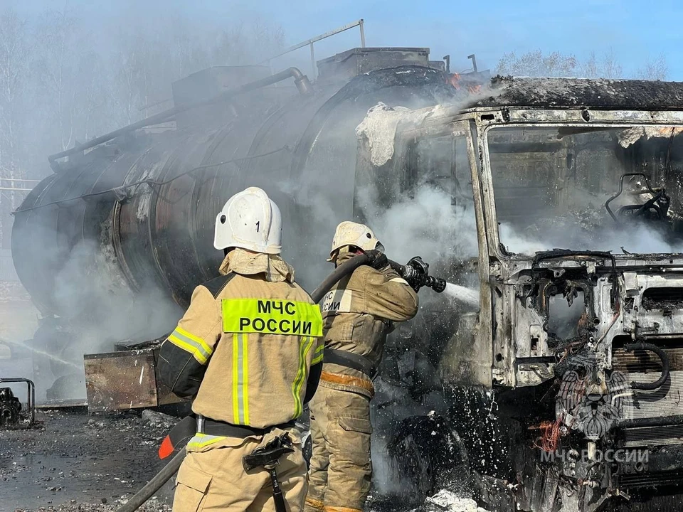 Машина и две автоцистерны вспыхнули на предприятии в Дзержинске.