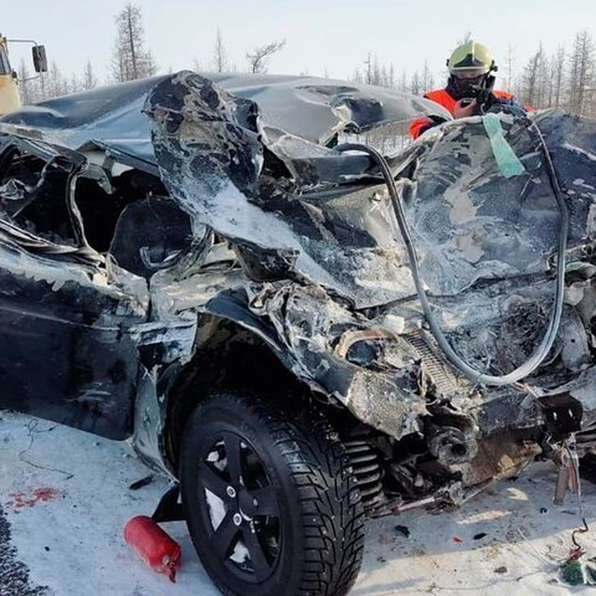 В Тазовском районе грузовик врезался в легковушку: погибли три человека -  KP.RU