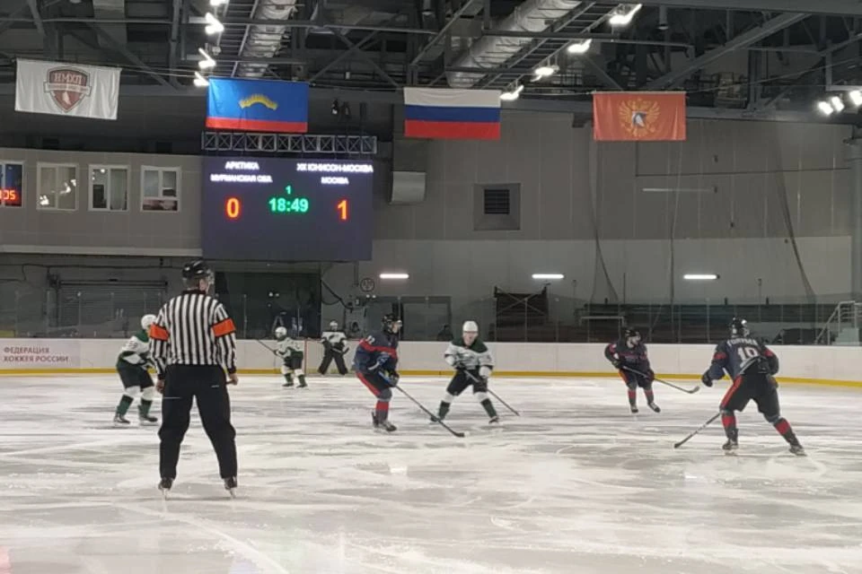 На льду столкнулись клубы «Арктика» и московский «Юнисон-Москва».