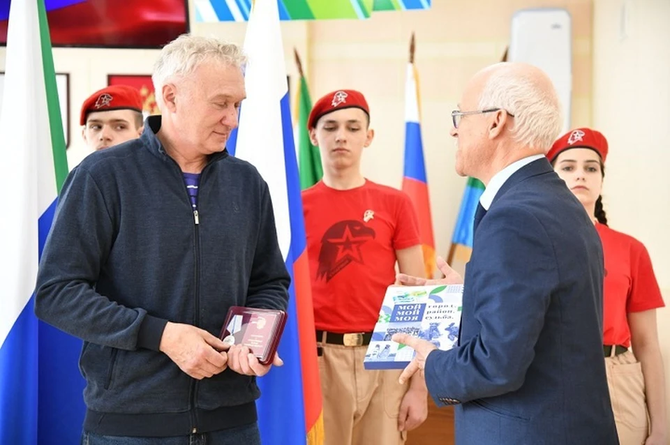Награду земляку вручил глава Амурского района. Фото: https://vk.com/dobro_amursk