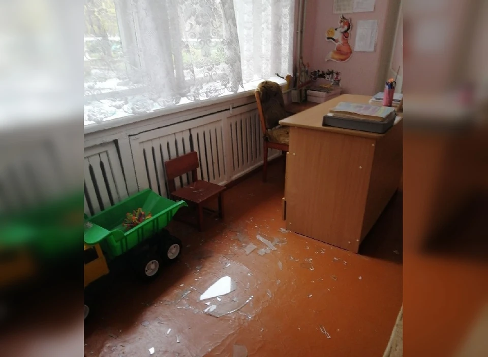 В результате обстрела в детском сду повреждено остекление. Фото: Приходько/ТГ