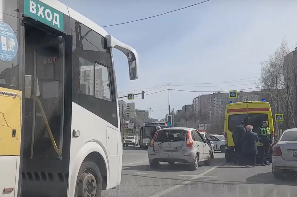 Кадр опубликованной в социальных сетях видеозаписи с места ДТП.