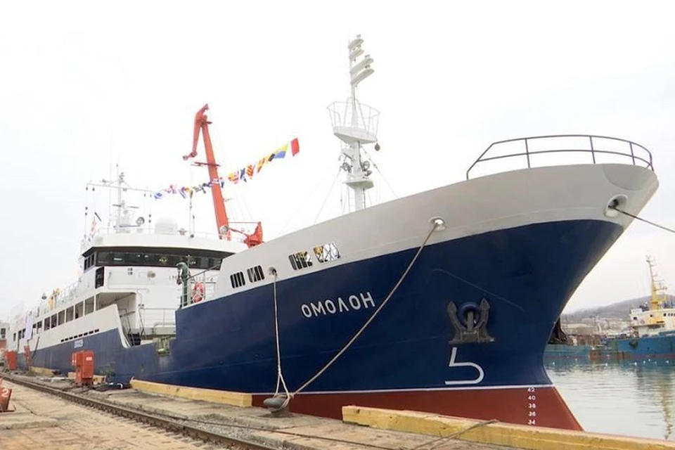 Российский флаг подняли на краболове «Омолон» Хабаровского судостроительного завода