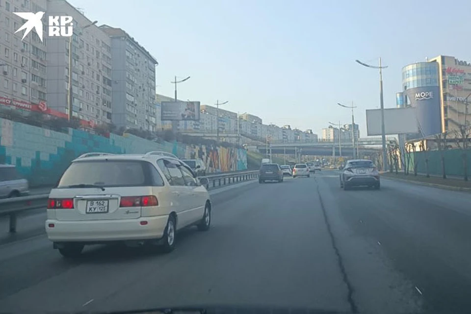 Дорожники нанесли пунктиры будущей разметки.