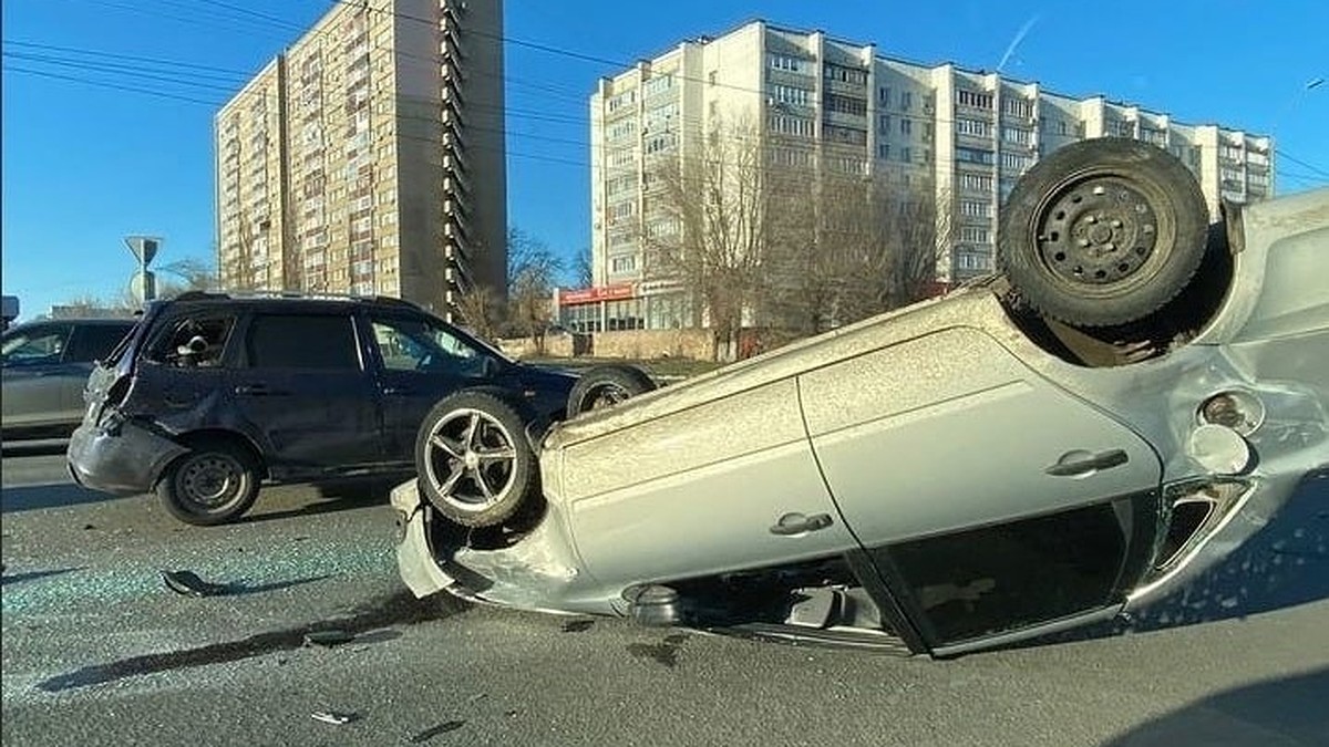 В Оренбурге на проспекте Гагарина столкнулись три автомобиля - KP.RU