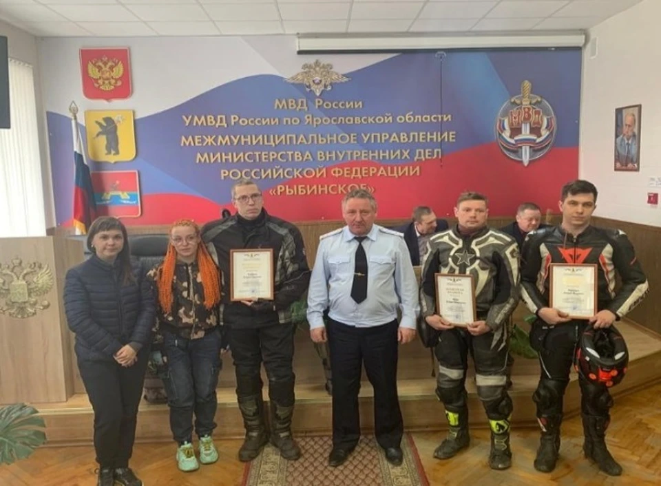 В Рыбинске наградили мотоциклистов, которые задержали водителя, насмерть сбившего двух детей. ФОТО: МУ МВД России "Рыбинское"