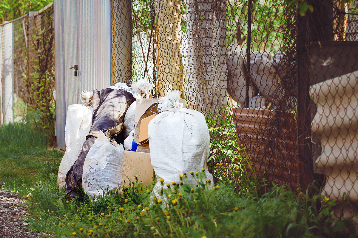 Roskoshestvo řeklo, jak přimět sousedy k odpovědnosti za odpadky a chaos na jejich pozemku