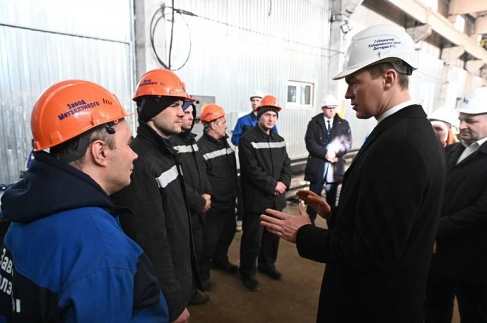 Губернатор пообщался с сотрудниками завода об условиях работы и ответил на вопросы