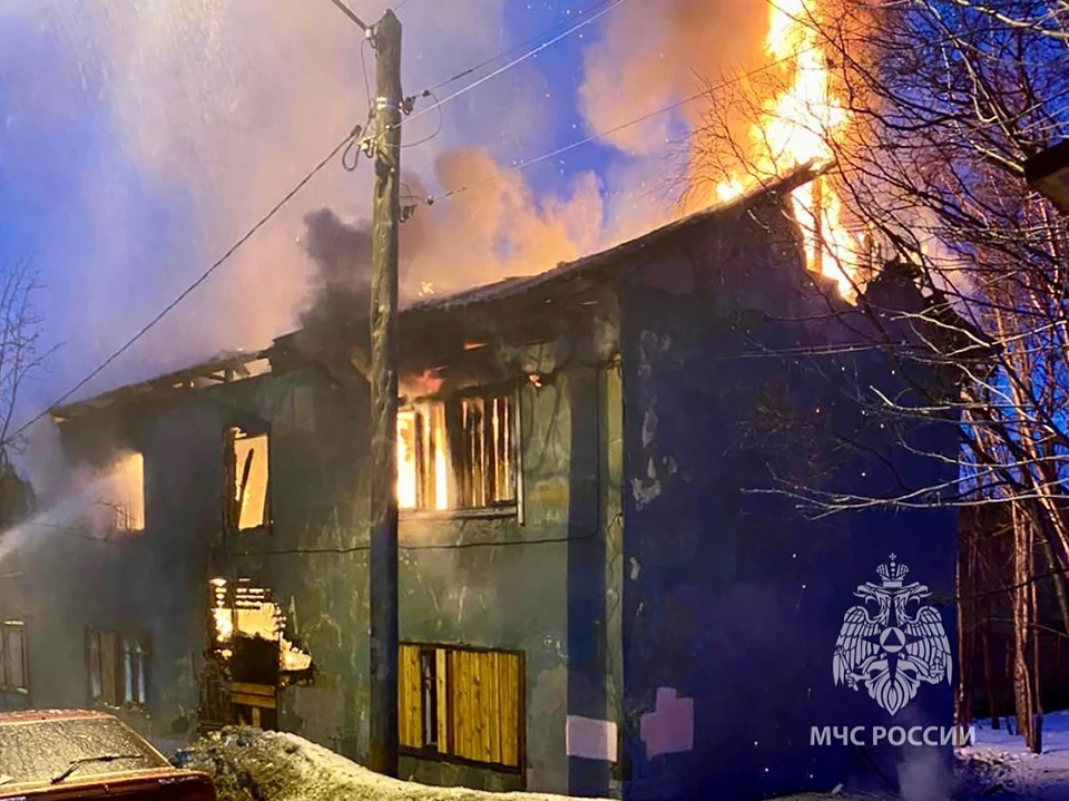 На борьбу с пожаром ушло почти 2 часа. Фото: ГУ МЧС по Мурманской области