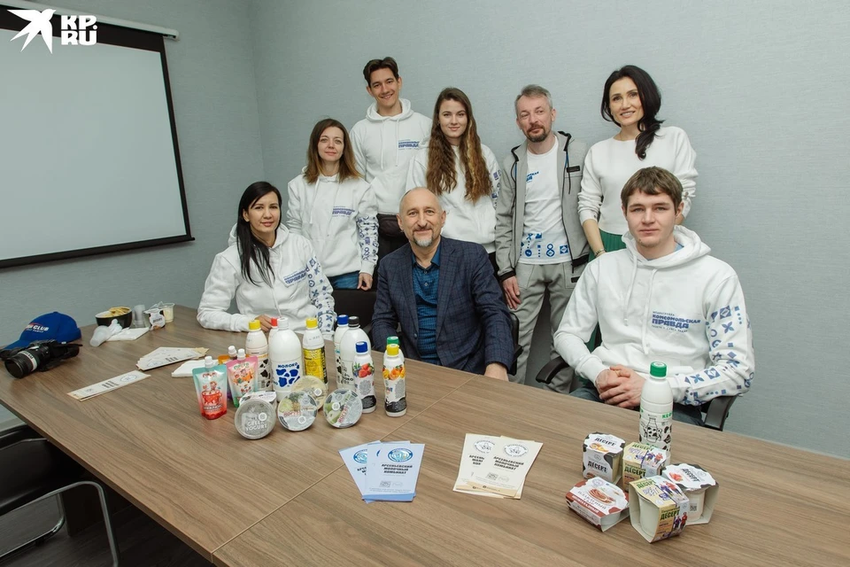 Команда «Комсомолки» с руководителем Арсеньевского молочного комбината.