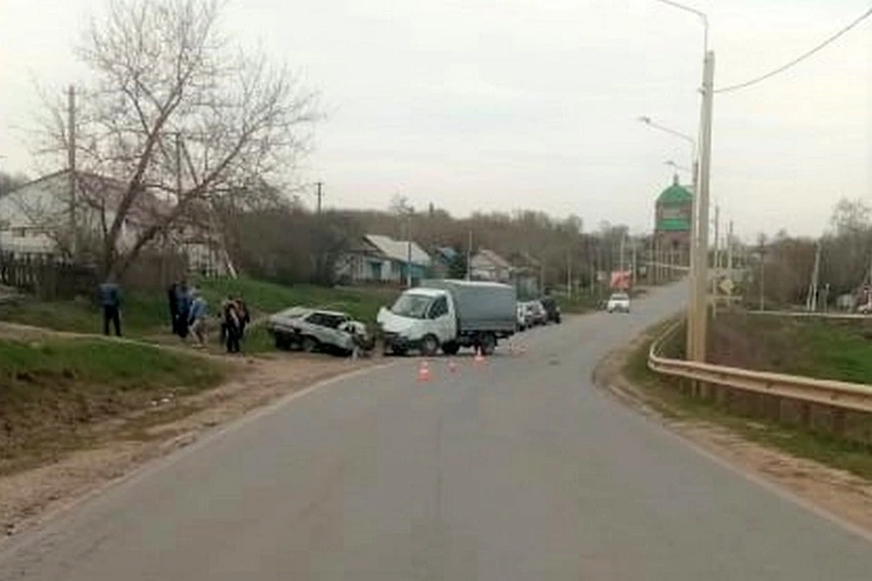 В Лев-Толстовском районе в ДТП с ВАЗом травмы получили водитель и пассажир Газели