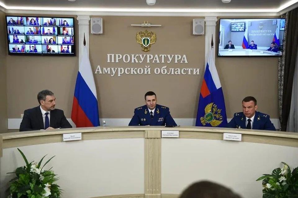 Роман Пантелеев крайний справа. Фото: правительство Амурской области