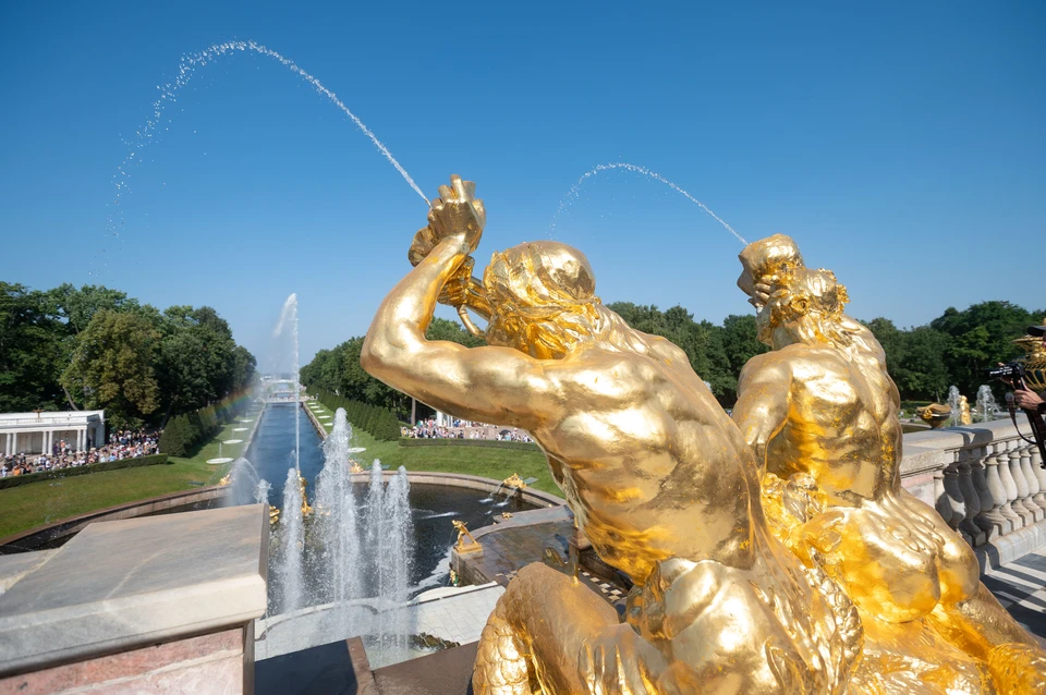 Сколько людей посещают петергоф. Петергоф фонтаны. Фонтаны в Питере Петергоф. Петергоф фонтаны фото. Стрела СПБ Петергоф.