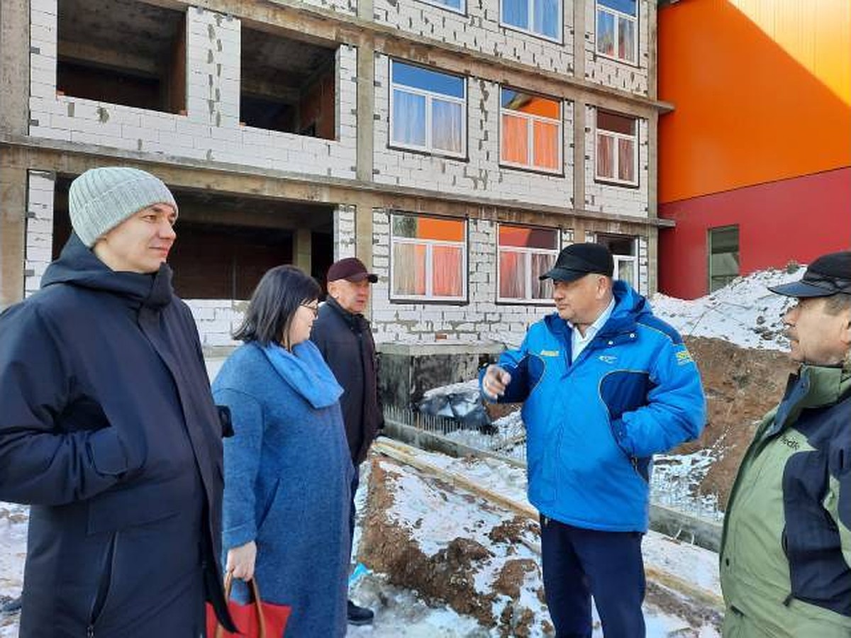 В селе Тихоновка Иркутской области проверили ход строительства новой школы  - KP.RU