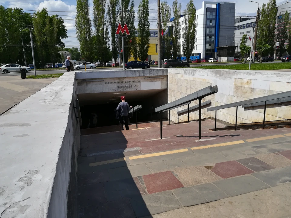 Навесы над сходами в метро начали устанавливать в Нижнем Новгороде.