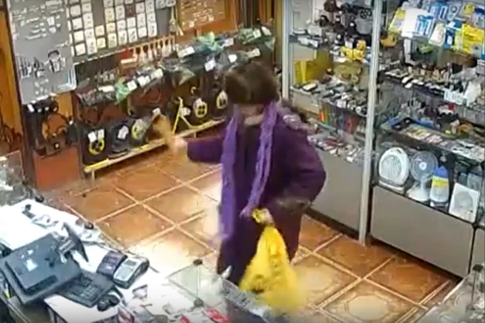 Женщина с топором разгромила магазин Фото: vk.com/rzhevtv