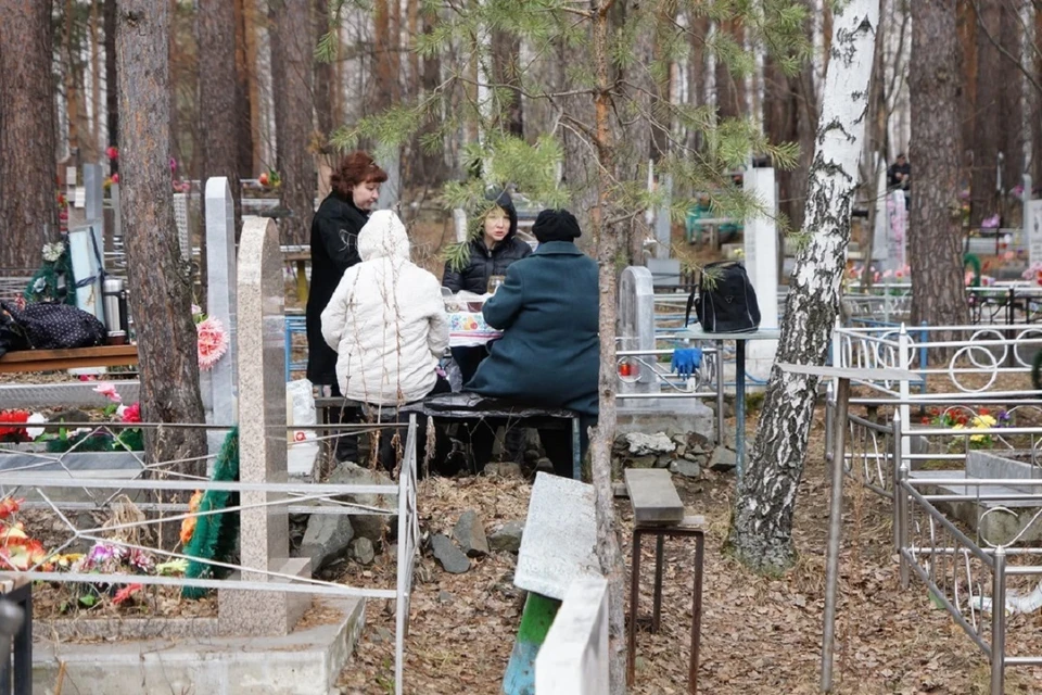 В Новосибирске на Радоницу собралась глухая пробка у Клещихинского кладбища.