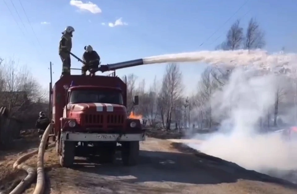 Пожарные по всей области ведут борьбу с огнем. Фото: МЧС по Свердловской области