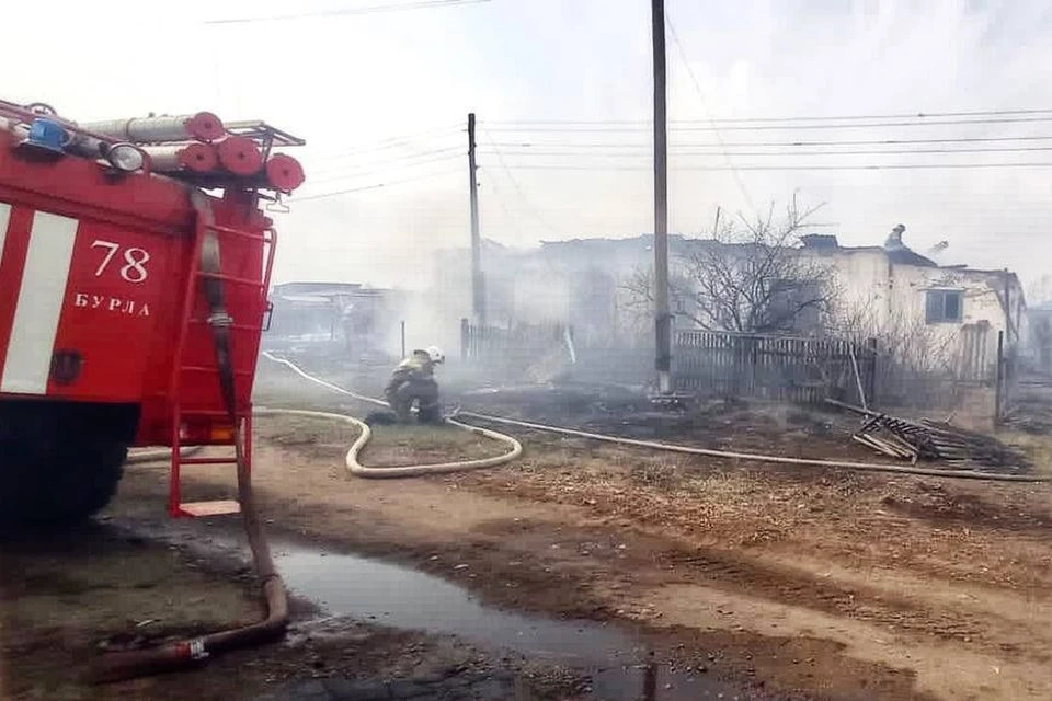 Огонь стал неуправляем и перебросился на двухквартирный дом