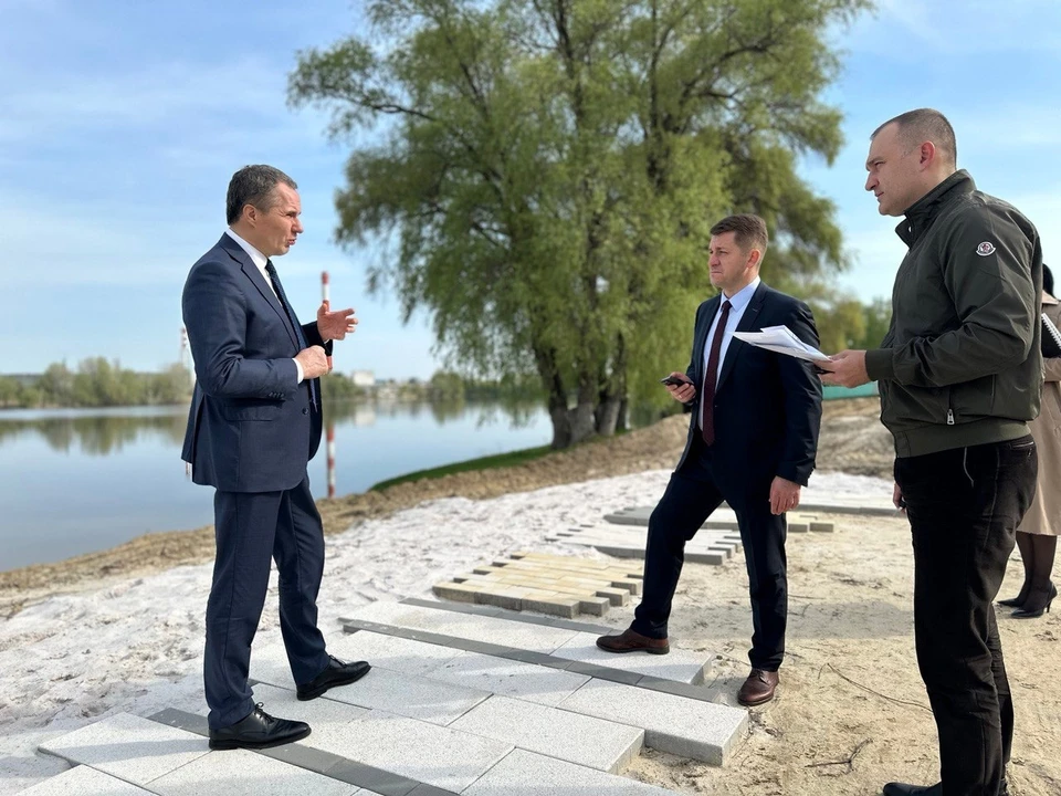 Гладков И Демидов проинспектировали стройплощадку городского пляжа.
