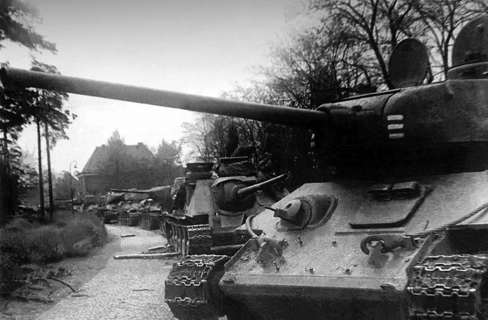 Средние танки Т-34-85 и самоходки Су-85 эффективно взаимодействовали на поле боя.