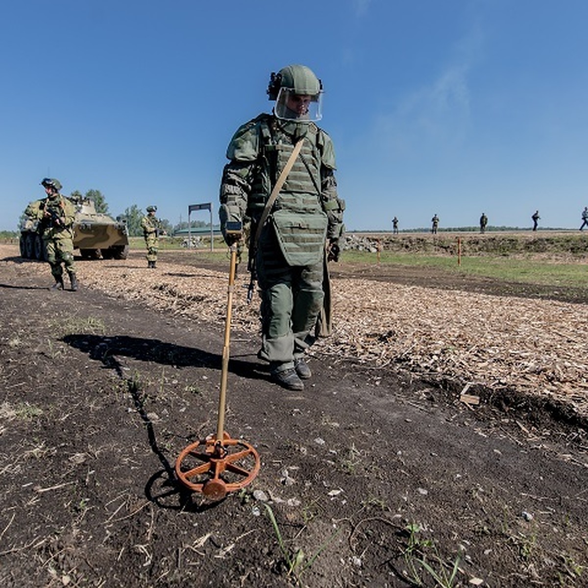 В Чечне при разминировании дороги двое саперов подорвались на мине - KP.RU