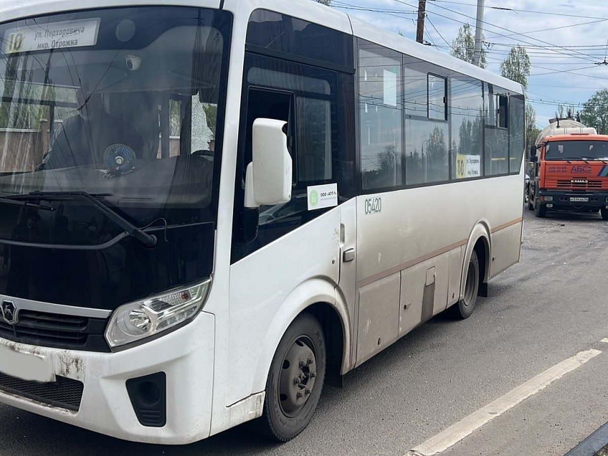 КамАЗ смяло в ДТП на улице Антонова-Овсеенко в Воронеже