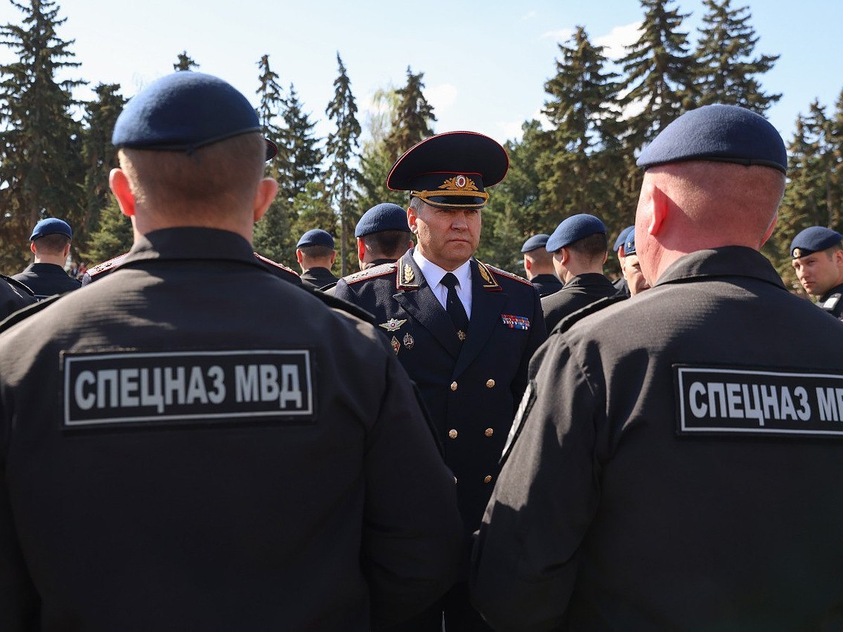 Челябинский генерал МВД проверил готовность полицейских к охране  общественного порядка в майские праздники - KP.RU