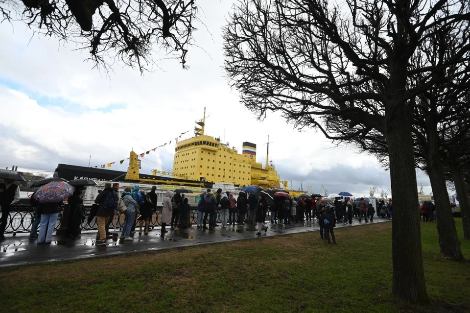 Правда, с совсем маленькими детьми на ледоколы не пустили.