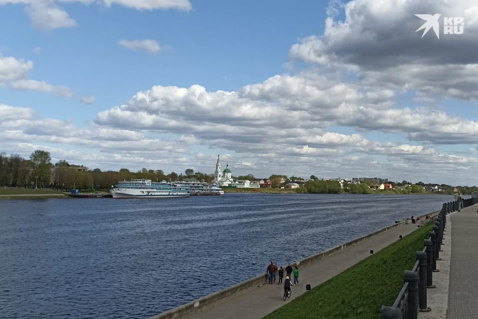 Первые в 2023 году большие теплоходы причалили в Твери.