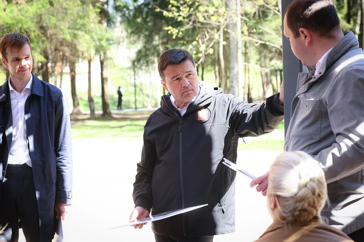 «У нас большая программа»: Губернатор Подмосковья Андрей Воробьёв проверил, как идет благоустройство парков в Лобне