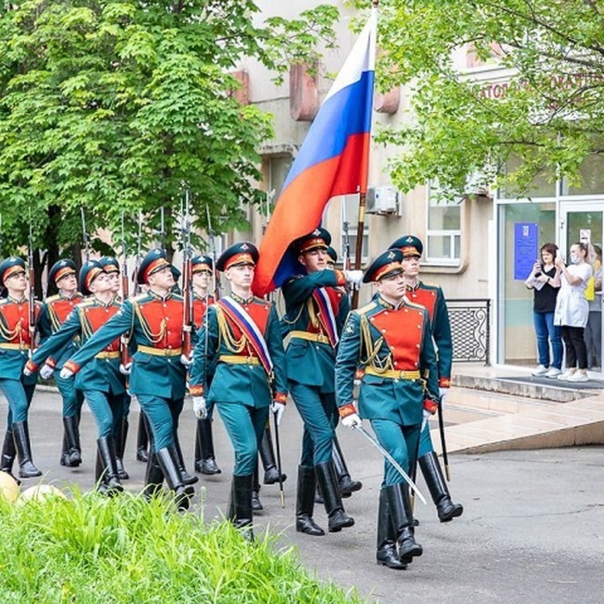 В Ростове под окнами ветеранов Великой Отечественной войны провели  мини-парады - KP.RU