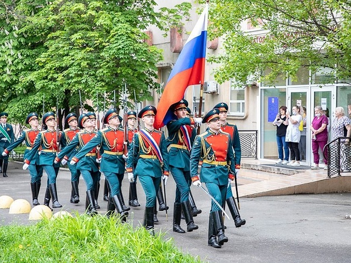 В Ростове под окнами ветеранов Великой Отечественной войны провели  мини-парады - KP.RU