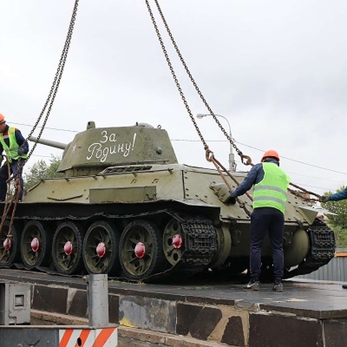 В Волгограде ищут подрядчика для реконструкции танка-памятника Т-34 - KP.RU