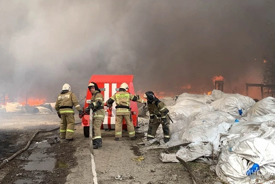 Огонь распространился на территории в 2 тысячи квадратных метров. Фото: пресс-служба МЧС по Свердловской области
