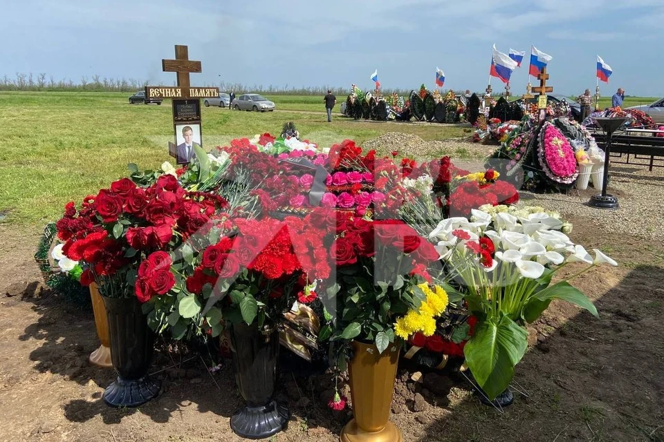Могила Кирилла усыпана живыми цветами.