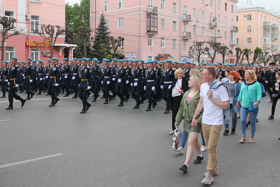 Первомайский проспект ради вернувшихся с парада в Москве десантников перекроют только вечером, а вот парковку запретят с смаого утра.