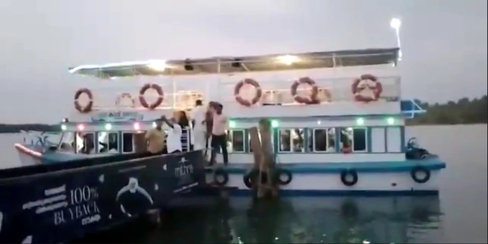 Не менее 18 человек погибло при затоплении туристического катера в Индии Фото: стоп-кадр видео очевидцев