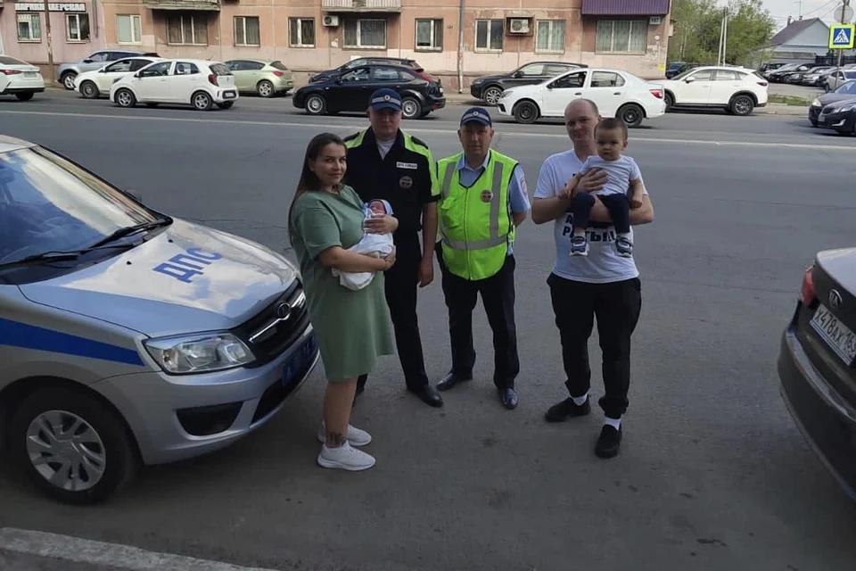 Отзывчивых полицейских благодарные родители пригласили на выписку. Фото: ГУ МВД России по Самарской области