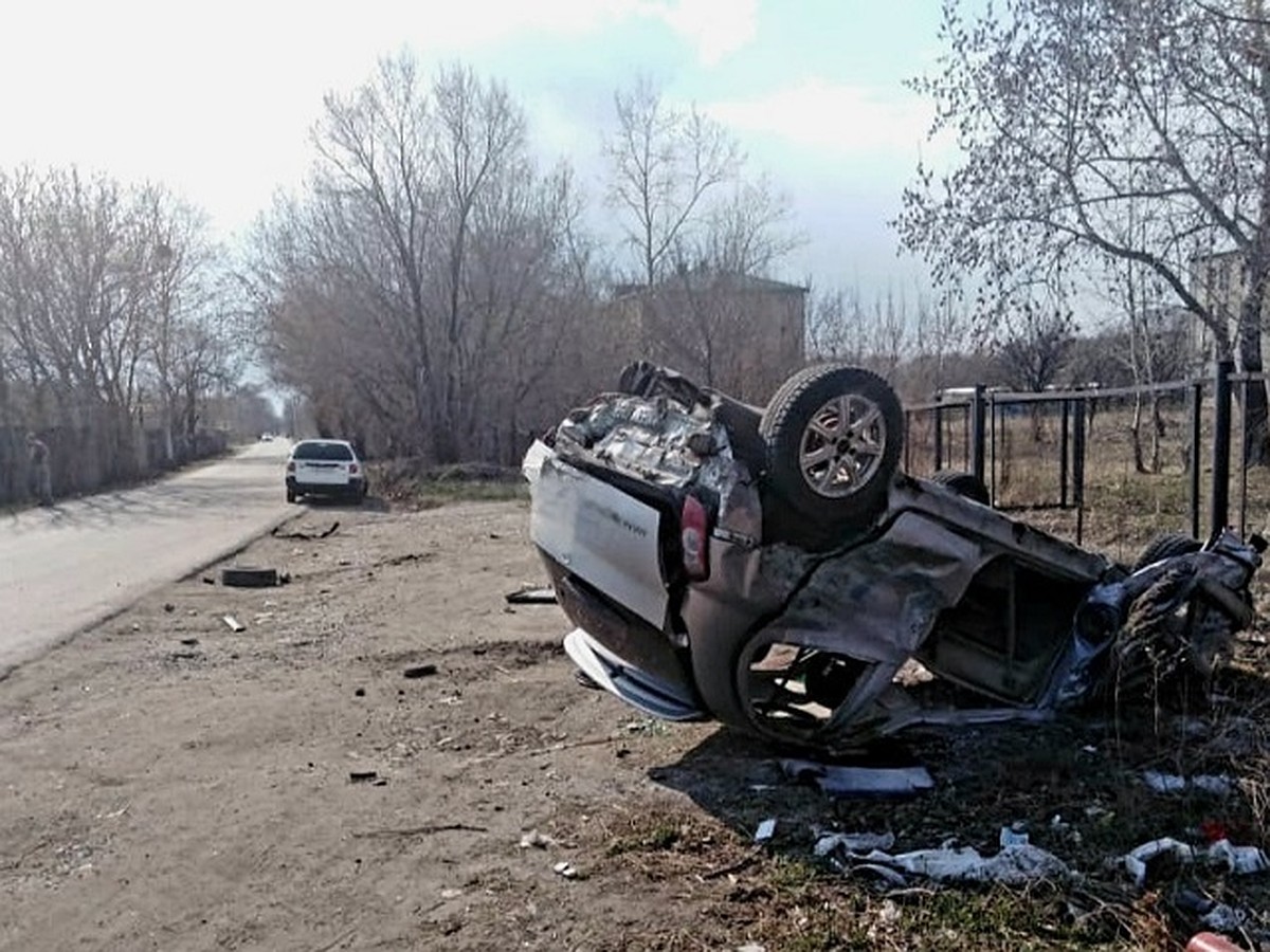 Раскидало по дороге: два человека вылетели из машины при аварии в  Комсомольске - KP.RU