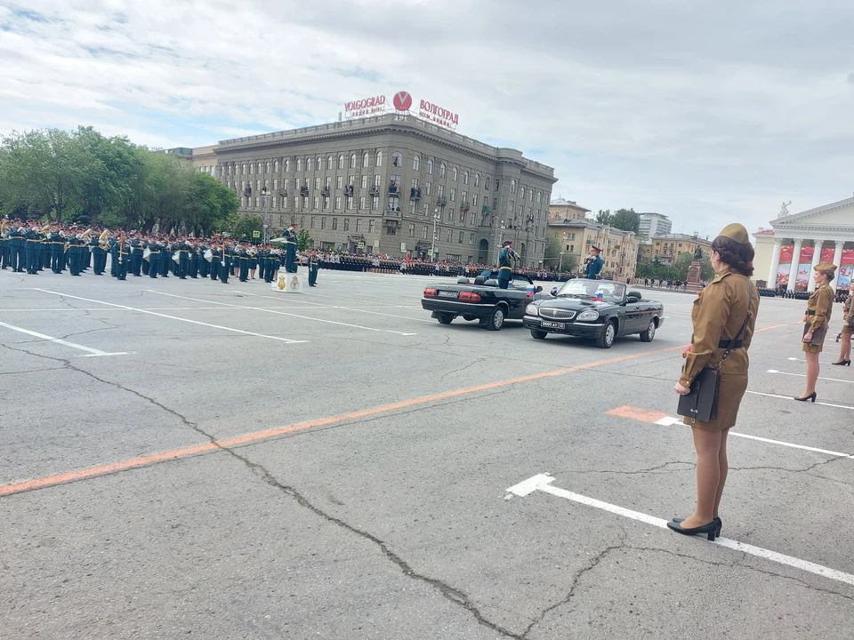 На площади Павших Борцов идет Парад Победы