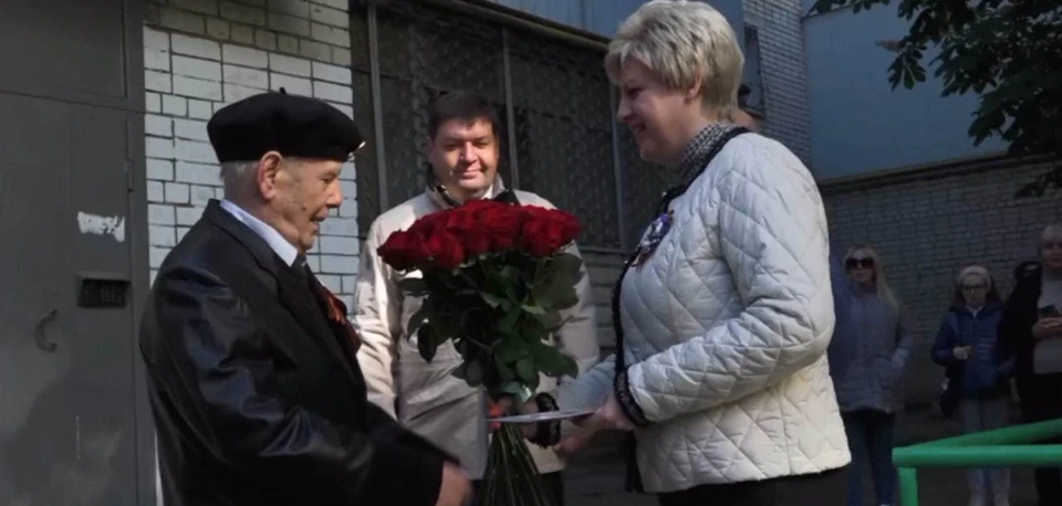 Лада Мокроусова поздравляет ветерана ВОВ Петра Дмитриевича Колчина