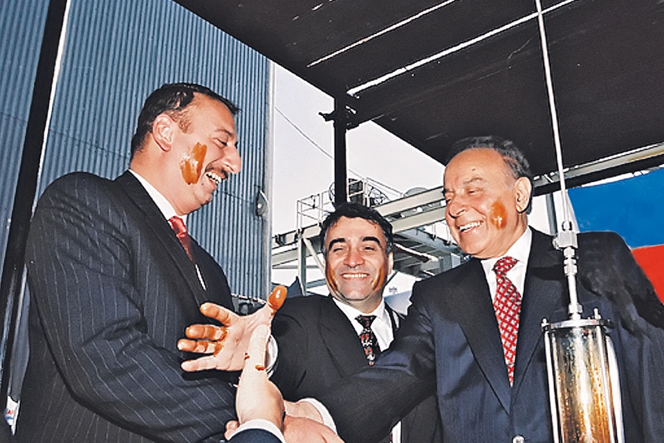 Президент Азербайджана Гейдар Алиев (на снимке справа) и его сын Ильхам Алиев (слева) на церемонии открытия нефтяного предприятия. Фото: Адалет АББАСОВ/ТАСС