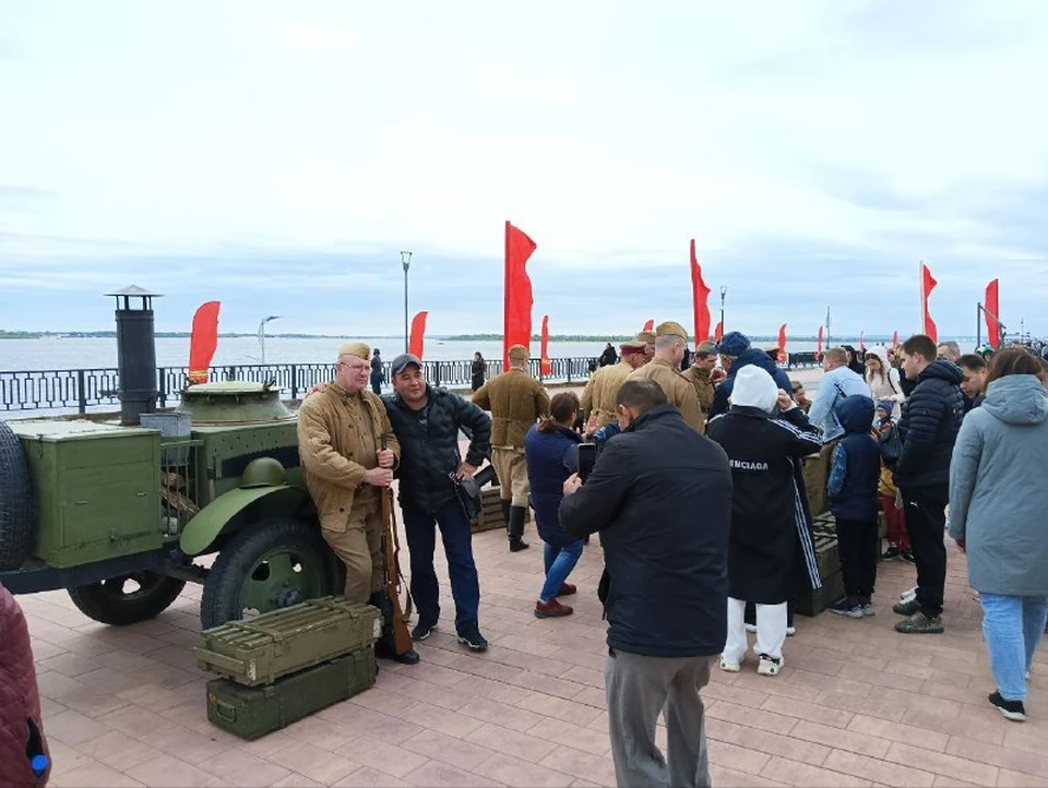 Повара полевой кухни не только угощали кашей, но и охотно фотографировались