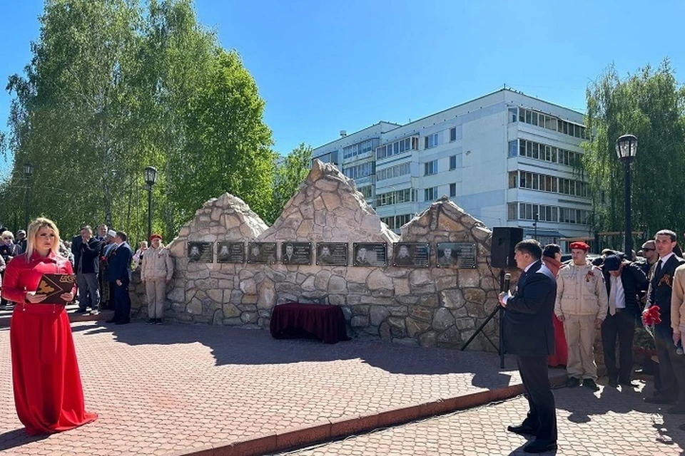 На мемориале разместили портреты семи героев. Фото: пресс-служба администрации Менделеевского района