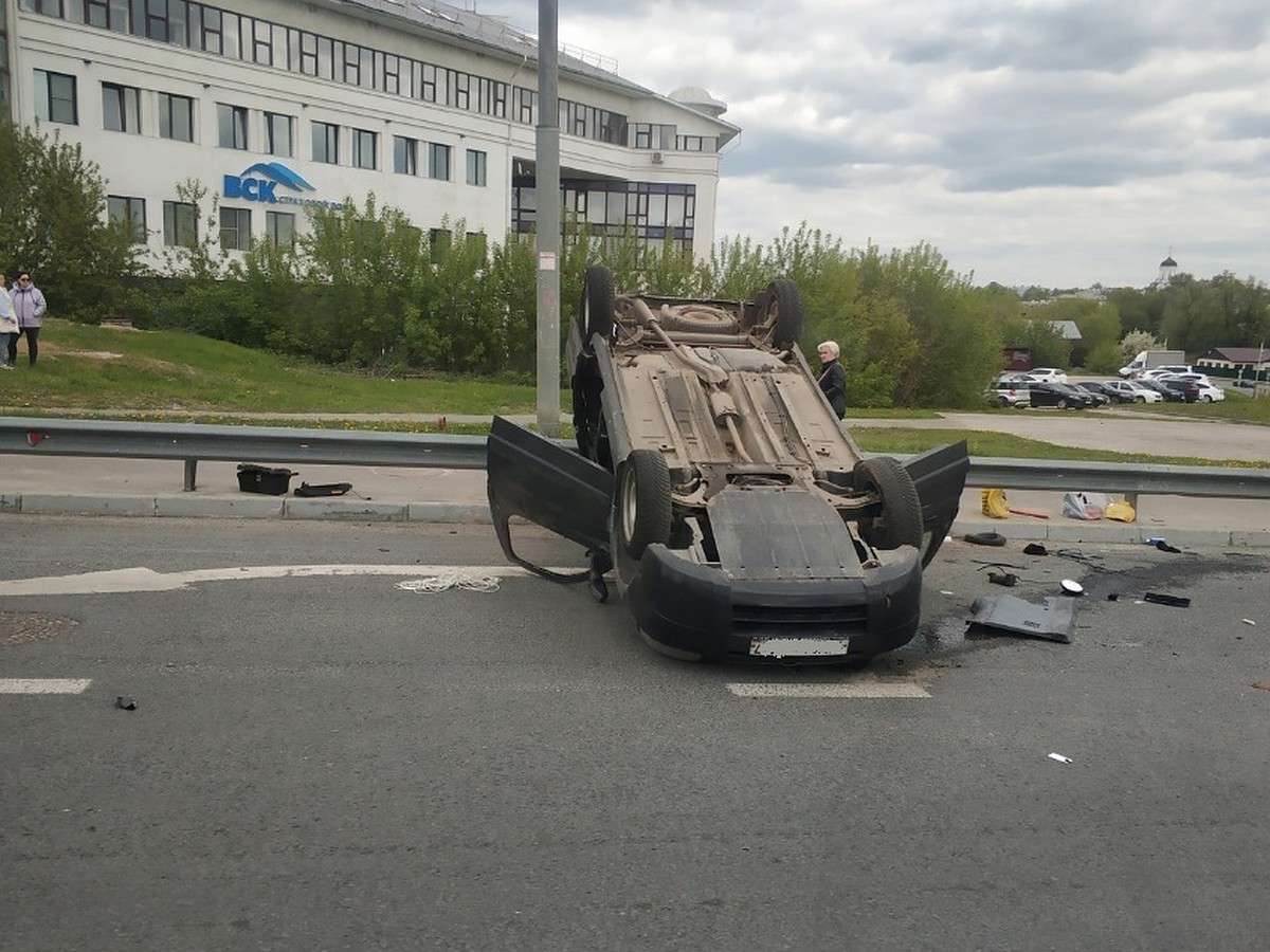 Во Владимире на Октябрьском проспекте перевернулась легковая машина - KP.RU