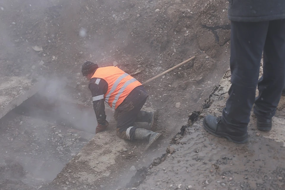 В Красноярске холодная вода затопила проезжую часть на улице Калинина