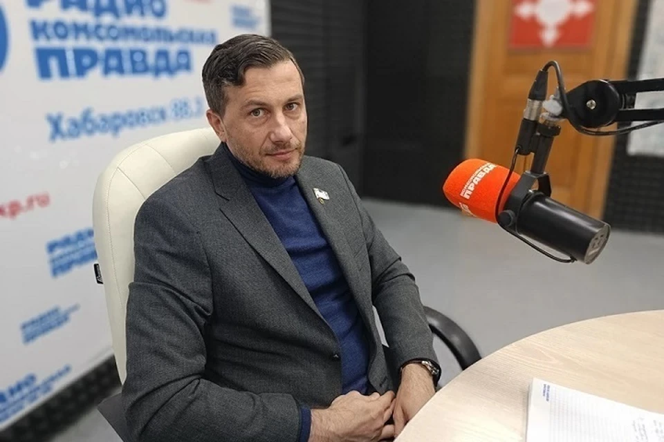 Депутат не скрывает радости, когда видит, что жители обеспокоены чистотой своего города